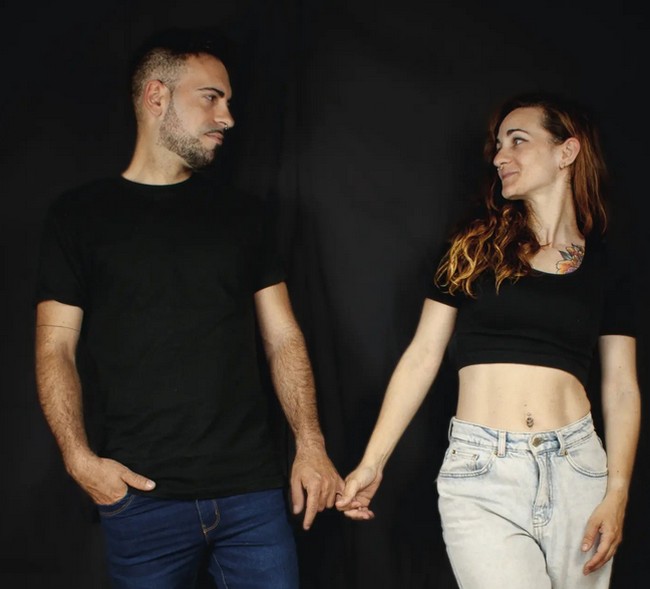 Ana Parra dan Daniel Parra tidak menyangka bisa saling jatuh cinta meski keduanya mengetahui ada hubungan darah. Ana Parra dan saudaranya Daniel Parra pada awalnya tidak pernah bertemu. Kemudian ketika Ana berusia 20 tahun, ia baru bertemu dengan kakaknya itu dan pasangan itu kemudian jatuh cinta. Foto: dok. Instagram/@dnielparra