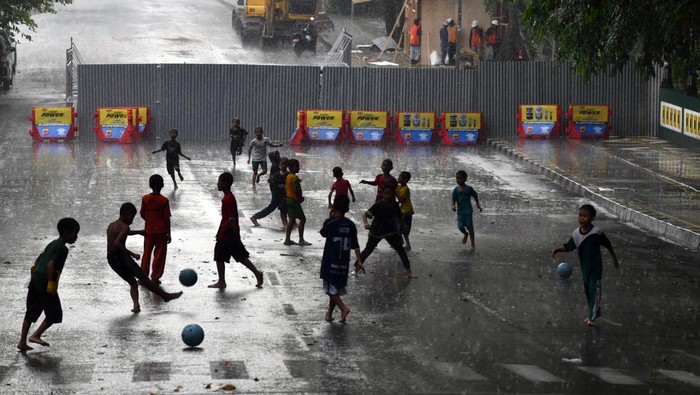 Anak-anak Manfaatkan Jalan Otista Bogor yang Ditutup Jadi Lahan Bermain Sejumlah anak bermain sepakbola di jalan Otto Iskandardinata (Otista), Kota Bogor, Jawa Barat, Rabu (3/5/2023). Penutupan ruas jalan Otista, Kota Bogor untuk pembangunan revitalisasi jembatan di jalan tersebut dimanfaatkan sejumlah anak menjadi lahan bermain sepakbola dan sepeda. ANTARA FOTO/Arif Firmansyah/hp.