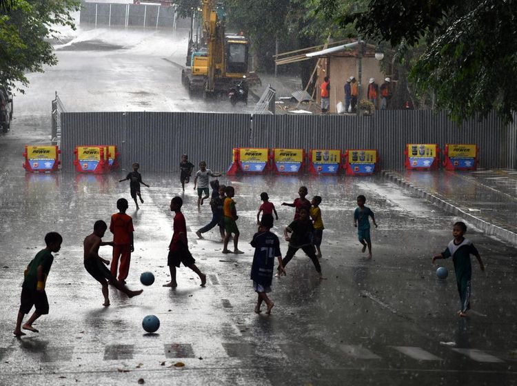 Anak-anak Manfaatkan Jalan Otista Bogor yang Ditutup Jadi Lahan Bermain