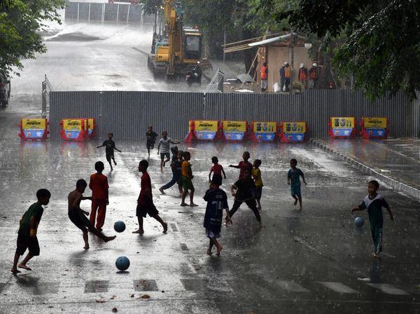 Anak-anak Manfaatkan Jalan Otista Bogor yang Ditutup Jadi Lahan Bermain