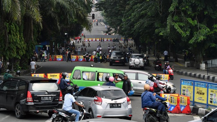 Anak-anak Manfaatkan Jalan Otista Bogor yang Ditutup Jadi Lahan Bermain Sejumlah anak bermain sepakbola di jalan Otto Iskandardinata (Otista), Kota Bogor, Jawa Barat, Rabu (3/5/2023). Penutupan ruas jalan Otista, Kota Bogor untuk pembangunan revitalisasi jembatan di jalan tersebut dimanfaatkan sejumlah anak menjadi lahan bermain sepakbola dan sepeda. ANTARA FOTO/Arif Firmansyah/hp.