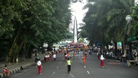 Penutupan ruas jalan Otista, Kota Bogor untuk pembangunan revitalisasi jembatan di jalan tersebut dimanfaatkan sejumlah anak menjadi lahan bermain sepakbola dan sepeda.  
