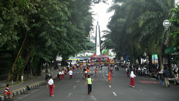 Anak-anak Manfaatkan Jalan Otista Bogor yang Ditutup Jadi Lahan Bermain Sejumlah anak bermain sepakbola di jalan Otto Iskandardinata (Otista), Kota Bogor, Jawa Barat, Rabu (3/5/2023). Penutupan ruas jalan Otista, Kota Bogor untuk pembangunan revitalisasi jembatan di jalan tersebut dimanfaatkan sejumlah anak menjadi lahan bermain sepakbola dan sepeda. ANTARA FOTO/Arif Firmansyah/hp.