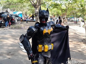 Perjuangan Batman Mengais Nafkah di Pantai Pangandaran