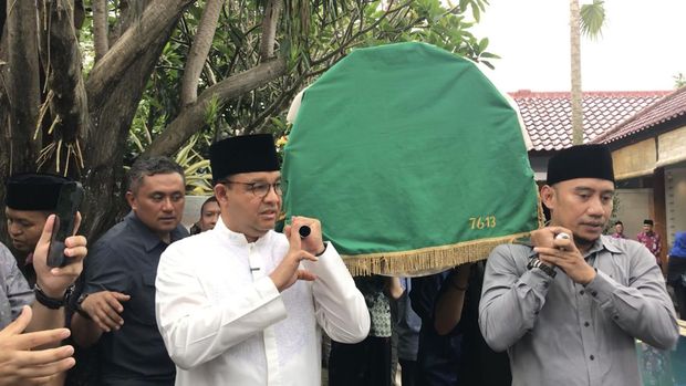 Anies Baswedan ikut angkat keranda jenazah M Taufik (Firda-detikcom)