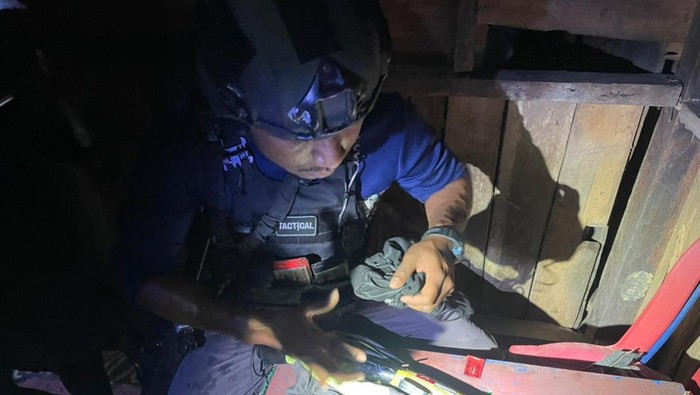 Aparat gabungan menggerebek salah satu rumah yang diduga menjadi tempat persembunyian KKB di Yahukimo. Sembilan orang anggota KKB ditangkap aparat. (dok Polda Papua)