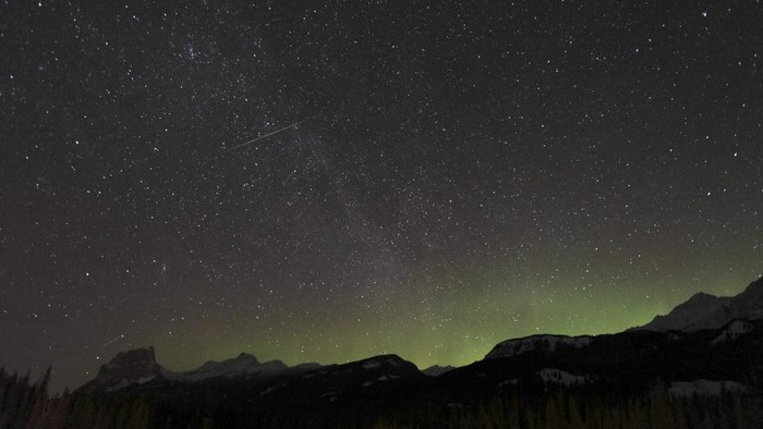 Hujan meteor bergerak seperti kilatan cahaya yang memanjang dan bergerak cepat saat dilihat dari permukaan bumi. Simak cara-cara melihat hujan meteor!