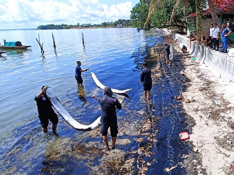 Kerja Keras Bakamla Atasi Tumpahan Minyak di Pantai Melayu Batam