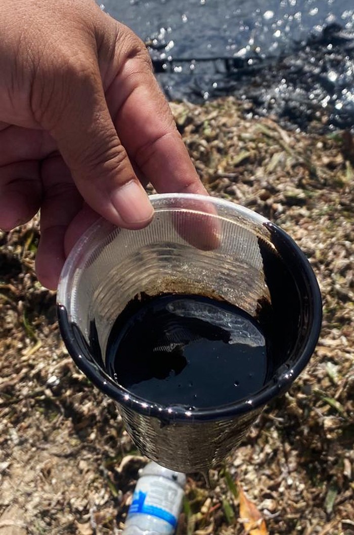 Bakamla RI melalui Stasiun Bakamla Batam mendapatkan laporan adanya tumpahan minyak hitam di sekitar Pantai Melayu, Kelurahan Batu Besar, Nongsa, Batam, Rabu (3/5/2023). Menanggapi kejadian tersebut, Laksma Bakamla Syufenri memerintahkan untuk segera menangani dan berkoordinasi stakeholder terkait.