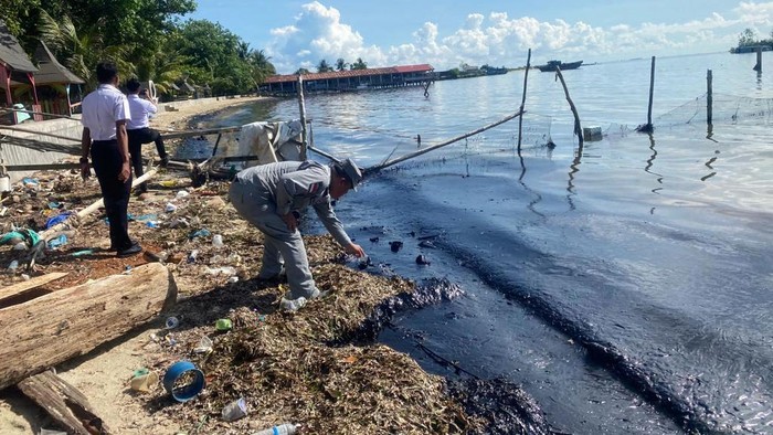 Bakamla Atasi Tumpahan Minyak di Pantai Melayu Batam Bakamla RI melalui Stasiun Bakamla Batam mendapatkan laporan adanya tumpahan minyak hitam di sekitar Pantai Melayu, Kelurahan Batu Besar, Nongsa, Batam, Rabu (3/5/2023). Menanggapi kejadian tersebut, Laksma Bakamla Syufenri memerintahkan untuk segera menangani dan berkoordinasi stakeholder terkait.