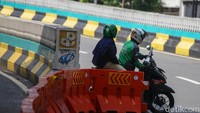 Sebenarnya, barrier tersebut dilarang dibuka, kecuali untuk keperluan darurat dan dengan pengawasan petugas.  