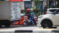 Mereka menjadikan jalur tersebut sebagai u turn dadakan.  