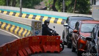 Aksi terobos pembatas jalan tersebut bisa membahayakan diri sendiri maupun pengendara lainnya. Jangan ditiru ya guys!