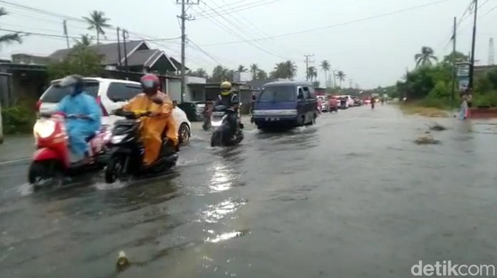 Banjir rendam jalan trans Sulawesi di Polewali Mandar.