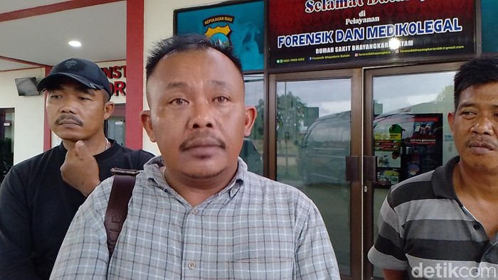Kuasa Hukum keluarga DS, Panusunan Siregar saat memberikan keterangan di RS Bhayangkara Polda Kepri.