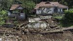 Foto-foto Tanah Longsor Terjang Dua Rumah di Tasikmalaya