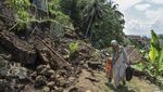 Foto-foto Tanah Longsor Terjang Dua Rumah di Tasikmalaya