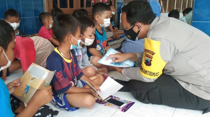Bripka Sugimin menggagas perpustakaan keliling di Demak