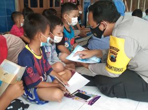 Bripka Gimin Buat Sudut Baca Atasi Anak di Demak Kecanduan Gadget