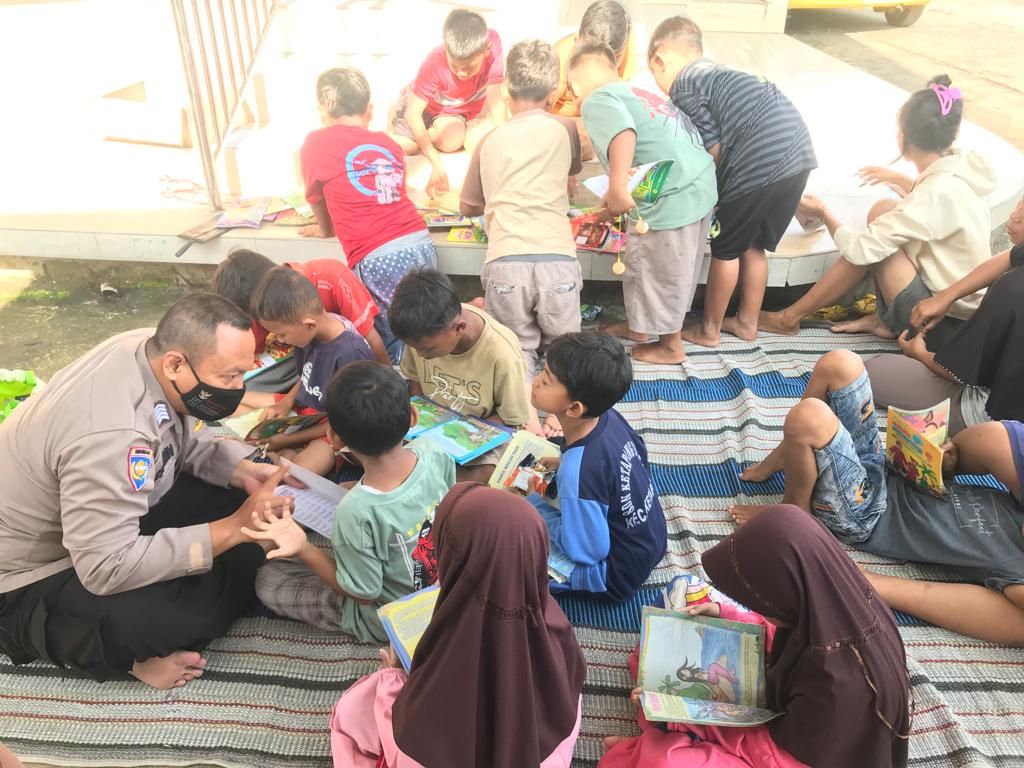 Bripka Sugimin menggagas perpustakaan keliling di Demak
