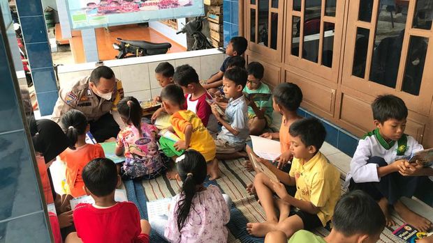 Bripka Sugimin menggagas perpustakaan keliling di Demak