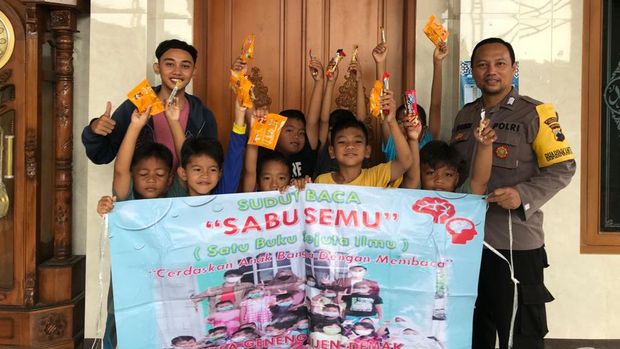 Bripka Sugimin menggagas perpustakaan keliling di Demak