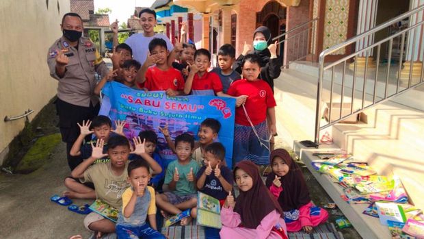 Bripka Sugimin menggagas perpustakaan keliling di Demak