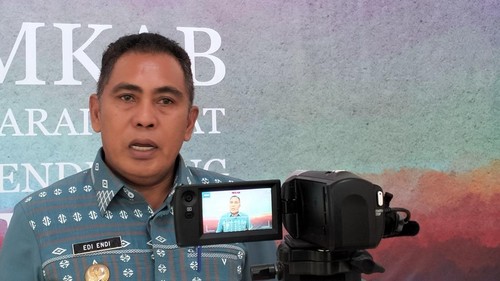 Bupati Manggarai Barat Edistasius Endi memberi penjelasan tentang ritual adat Teing Hang kepada leluhur untuk memohon kelancaran KTT ASEAN di Labuan Bajo, Kamis (4/5/2023). (Ambrosius Ardin/detikBali)