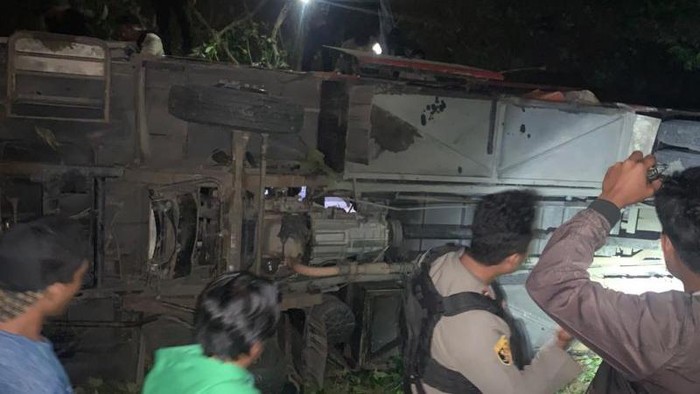 Bus yang membawa sekitar 30 santri mengalami kecelakaan lalu lintas. Bus tersebut masuk ke dalam jurang di Km 5 Toboli Kabupaten Parigi Moutong, Sulawesi Tengah (Sulteng).