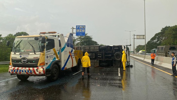 bus pahala kencana terguling