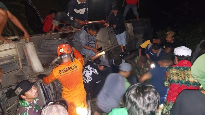 Bus yang memuat 29 santri Gontor kecelakaan di Parimo, Sulteng.