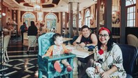 Kekompakan Chikita Meidy dan keluarga kecilnya juga tampak pada momen yang satu ini. Mereka mampir ke sebuah restoran dengan interior yang mewah. Foto: Instagram @chikitameidy