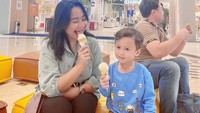 Lewat Instagramnya, Chikita Meidy banyak membagikan kesehariannya bersama anak dan suami. Ada momennya satu mengajak sang anak makan es krim bersama di mall. Foto: Instagram @chikitameidy