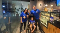 Bersama dengan suami dan sang buah hati, begini kekompakan Chikita Meidy saat mampir ke sebuah kafe. Mereka mengenakan jersey Italy berwarna biru dan berpose di depan etalase kue. Foto: Instagram @chikitameidy