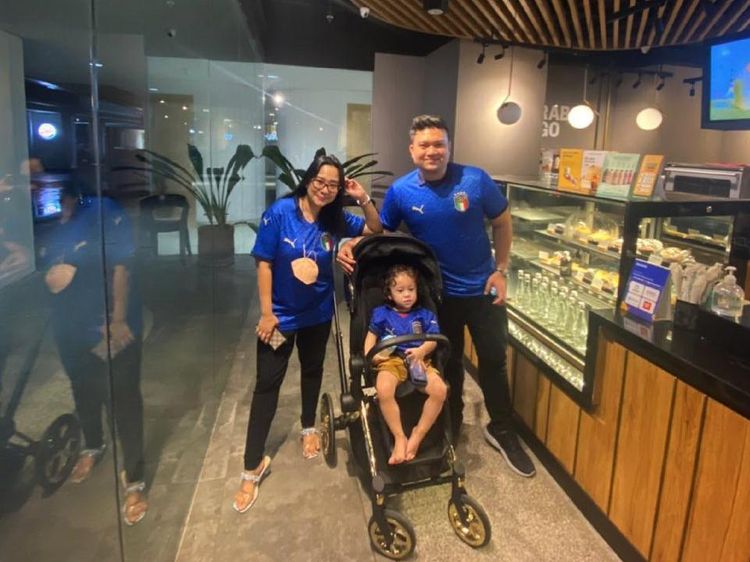 Kekompakan Chikita Meidy dan Keluarga Kecilnya saat Jajan di Kafe