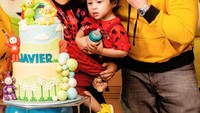 Kekompakan mereka pun tampak dalam momen ulang tahun sang buah hati. Chikita Meidy dan suaminya menggelar pesta ulang tahun dengan menyajikan kue bertingkat dua. Foto: Instagram @chikitameidy
