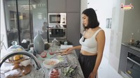 Beginilah penampuilan dapur di rumah Jessica Iskandar. Terdapat meja untuk memasak, rak-rak, kompor, oven dan alat masak lainnya yang tersusun rapi. Foto: YouTube Jessica Iskandar