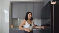 Dapurnya tersebut bernuansa abu-abu. Termasuk warna pada rak. Rak tersebut juga berdekatan dengan kulkas dua pintu yang berwarna hitam. Foto: YouTube Jessica Iskandar