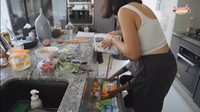 Di bagian mejanya terdapat wastafel. Kemudian di bagian bawahnya terdapa rak yang dipakai Jessica Iskandar untuk menyimpan tissue. Foto: YouTube Jessica Iskandar