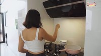 Untuk kompornya, Jessica Iskandar menggunakan kompor tanam. Bagian ini juga dilengkapi dengan lampu penerangan yang mewah. Foto: YouTube Jessica Iskandar
