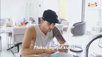 Dapurnya juga berhadapan langsung dengan ruang makan keluarga. Tak jauh berbeda, meja makan di rumah Jessica Iskandar ini bernuansa serba putih. Foto: YouTube Jessica Iskandar