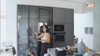 Ada lagi rak besar di dapurnya. Rak yang satu ini digunakan untuk menyimpan alat makan seperti piring, mangkuk dan gelas cantik. Foto: YouTube Jessica Iskandar