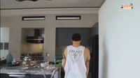 Secara keseluruhan dapur di rumah Jessica Iskandar ini terbilang luar. Bahkan di bagian meja yang biasa jadi tempat masak juga bisa dipakai untuk makan santai.   Foto: YouTube Jessica Iskandar