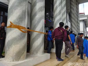 Demo Ricuh, Massa PMII Pandeglang Segel Kantor Bupati