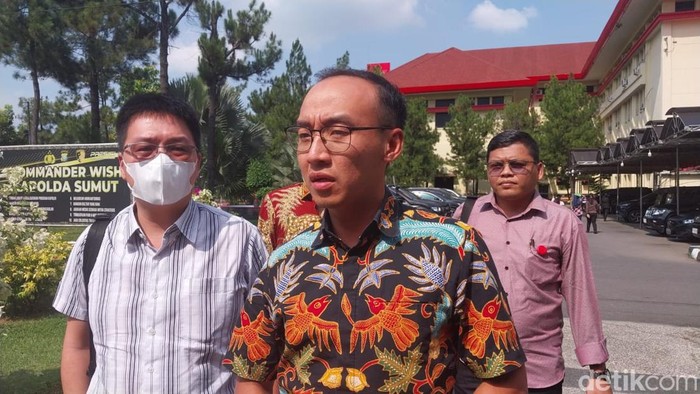 Dirut PT Almira Edy (bermasker putih) bersama pengacaranya Fendi diwawancarai di depan Ditreskrimsus Polda Sumut.