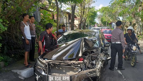 Kondisi Honda HRV yang ringsek berat setelah menabrak mobil parkir di Amlapura, Karangasem, Kamis (4/5/2023).
