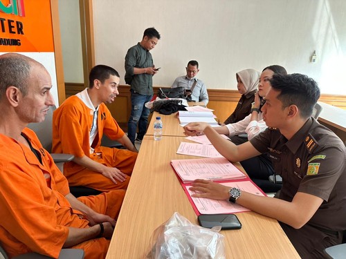 Dua warga negara asing (WNA) asal Aljazair dilimpahkan ke Kejaksaan Negeri (Kejari) Badung, Rabu (3/5/2023). (IST)