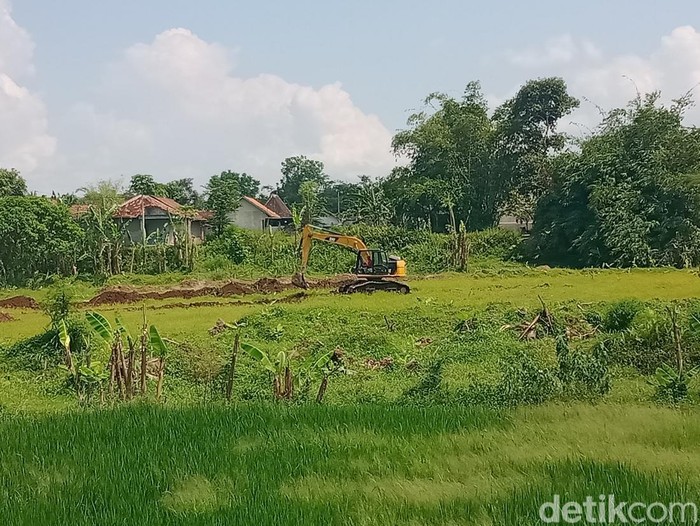 Ekskavator beroperasi di trase tol Jogja-Solo Desa Wonoboyo, Kecamatan Jogonalan, Kabupaten Klaten, dekat dengan lokasi penemuan benda-benda kuno, Kamis (4/5/2023).