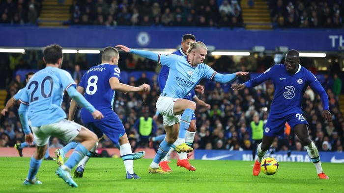LONDON, ENGLAND - JANUARY 05: Erling Haaland of Manchester City runs at Kalidou Koulibaly of Chelsea FC during the Premier League match between Chelsea FC and Manchester City at Stamford Bridge on January 05, 2023 in London, England. (Photo by Chloe Knott - Danehouse/Getty Images)