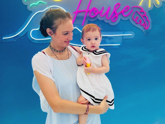 Foto Nadine Candrawinata mengungkapkan rahasia kulit wajahnya tetap sehat dan cerah meskipun sering hobi menyelam.